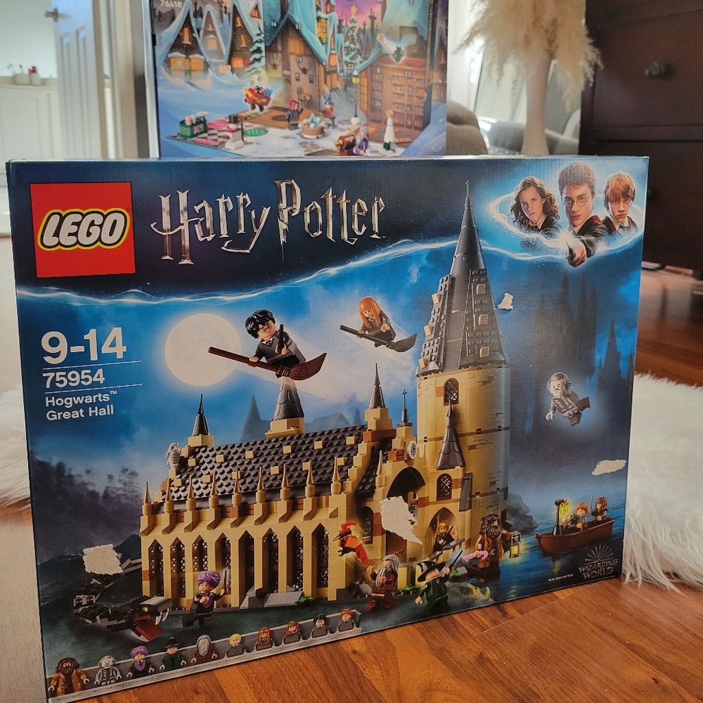NIB Retired Lego Harry Potter Great Hall 75954 and Free HP Advent Lego